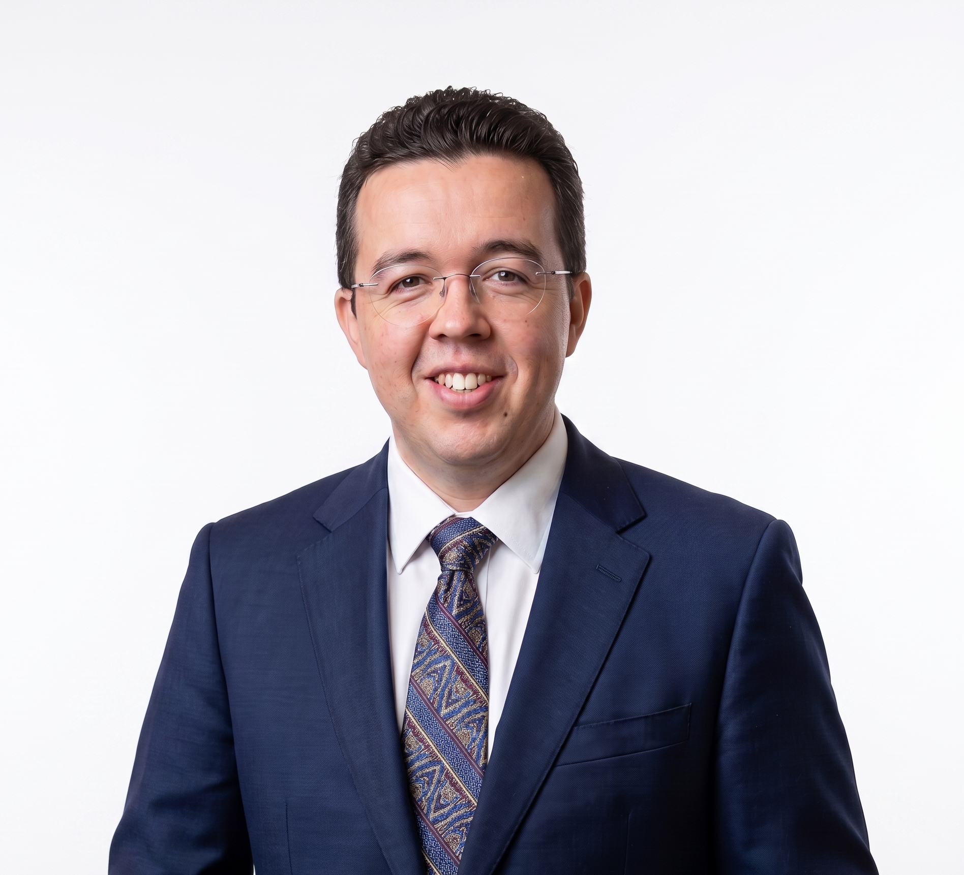 Andrew Iwata, abogado asociado de derecho familiar en Busby & Associates
